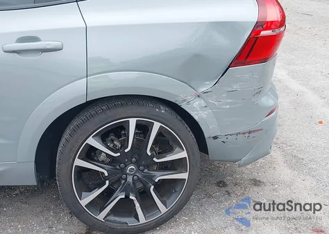 2024 Volvo Xc60 B5 Ultimate Dark Theme z USA, uszkodzony, nr VIN YV4L12RM0R1719376